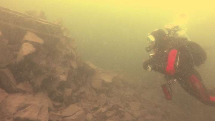 Taucher bei Ruinen im Edersee