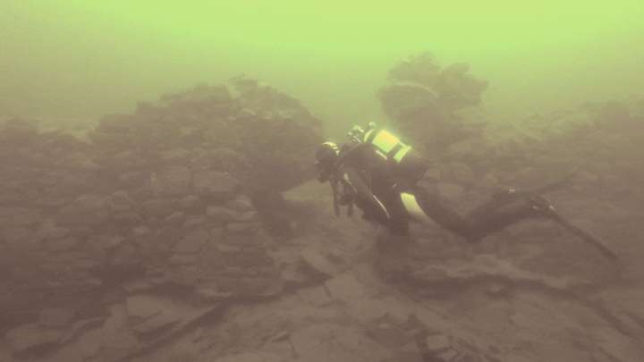 Taucher bei Ruinen im Edersee