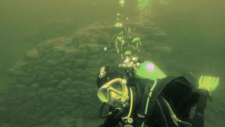 Taucher bei Ruinen im Edersee