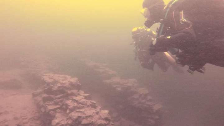 Taucher bei Ruinen im Edersee